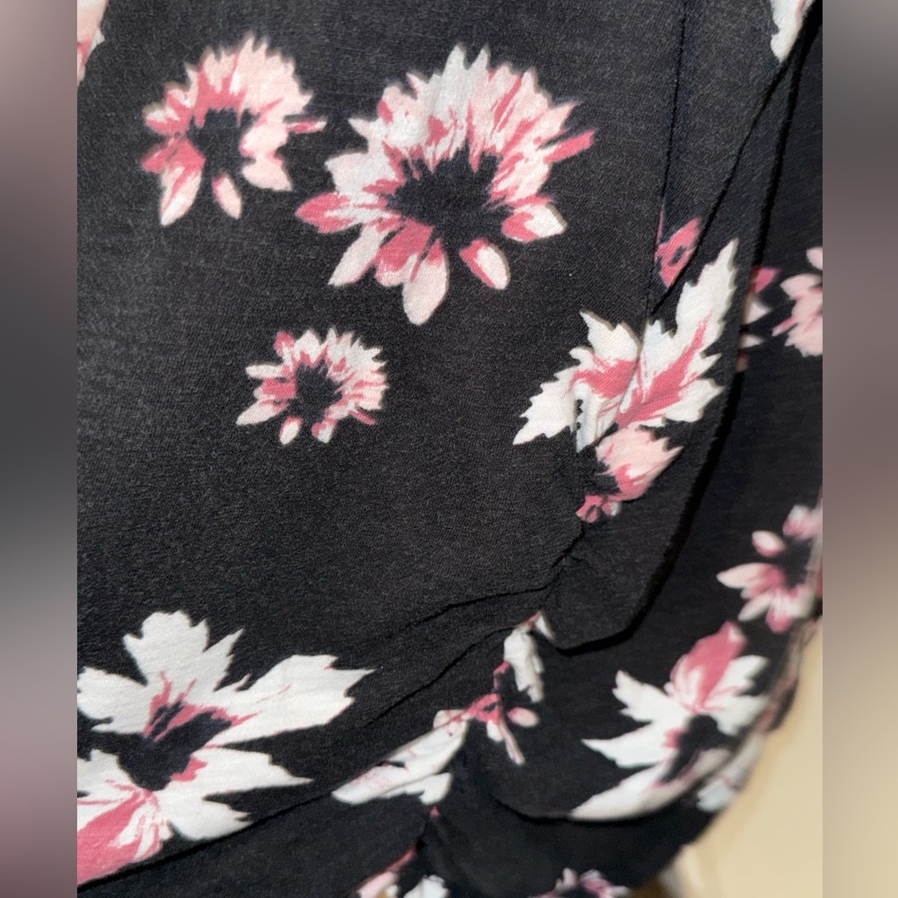 Lane Bryant Super Soft Cotton Floral Black and Pink Women's Top. Size 22/24. - Picture 2 of 3